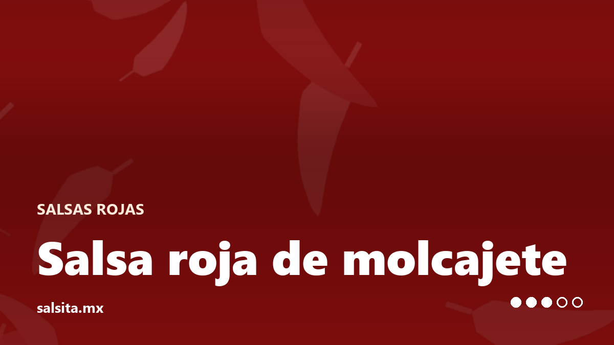 Salsa roja martajada en molcajete con trozos de jitomate